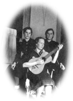 Aili Kaarilammella (Oton kotitalossa) kitaroineen