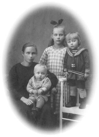 Aili Rossi ynnä äitinsä ja veljensä v 1924